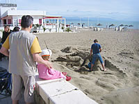 Costa del Sol, krokodilen är gjord av sand.