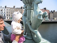 Bebisen och broar i Dublin.